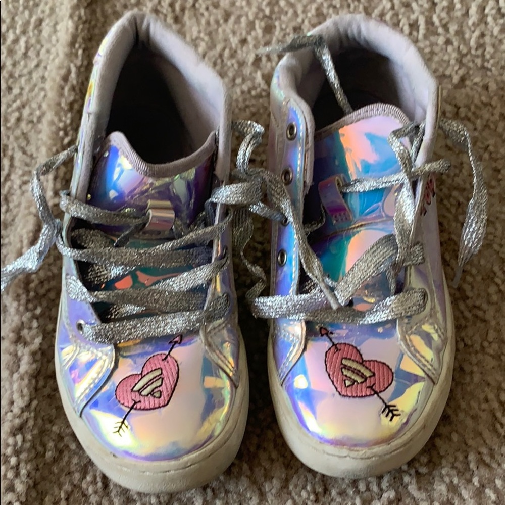 Children place iridescent sneaker size 1